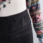 ⁦بجامة بأكمام طويلة بتصميم نقشة مغربية للنساء لون زهري فاتح وأسود⁩ - الصورة ⁦8⁩