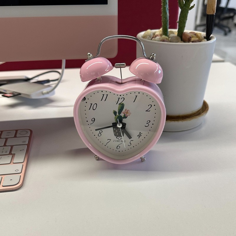 ⁦ساعة منبه أنالوج كلاسيكية بجرس مزدوج وتصميم قلب لون زهري⁩ - الصورة ⁦1⁩