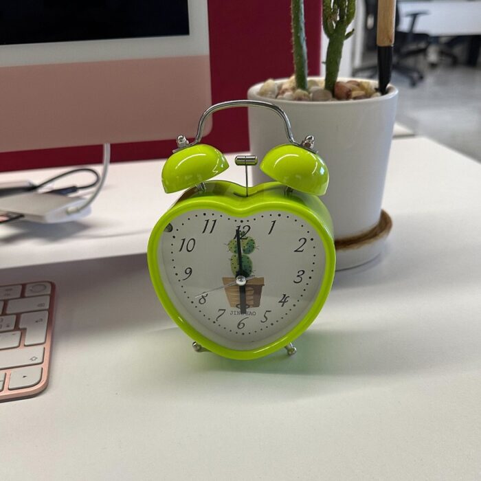 1033752990_67dc704a942d4 ساعة منبه أنالوج كلاسيكية بجرس مزدوج وتصميم قلب لون أخضر - الصورة 1