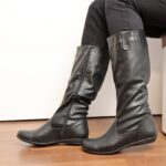 جزمة جلد ساق طويل للنساء لون أسود