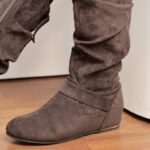 ⁦جزمة مخمل ساق طويل للنساء لون رمادي⁩ - الصورة ⁦6⁩