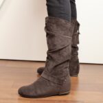 ⁦جزمة مخمل ساق طويل للنساء لون رمادي⁩ - الصورة ⁦10⁩