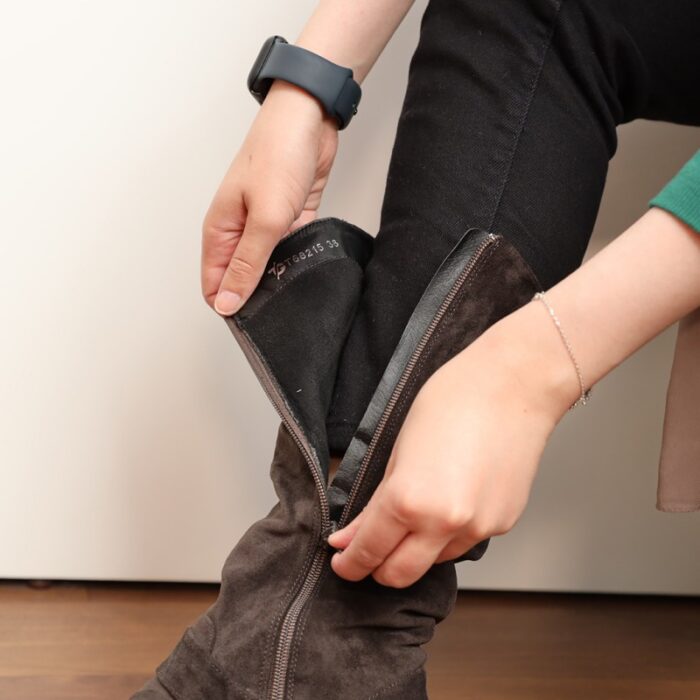 ⁦جزمة مخمل ساق طويل للنساء لون رمادي⁩ - الصورة ⁦12⁩