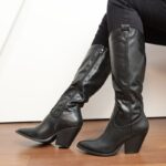 ⁦جزمة جلد بكعب ساق طويل للنساء لون أسود⁩ - الصورة ⁦3⁩