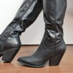 ⁦جزمة جلد بكعب ساق طويل للنساء لون أسود⁩ - الصورة ⁦4⁩