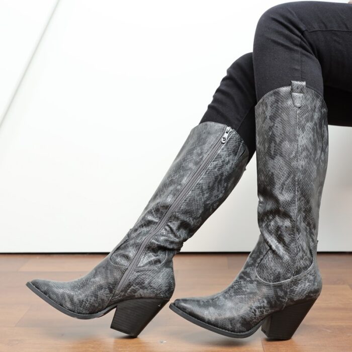 ⁦جزمة جلد بكعب ساق طويل للنساء لون مموج أسود ورمادي⁩ - الصورة ⁦2⁩