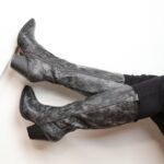 ⁦جزمة جلد بكعب ساق طويل للنساء لون مموج أسود ورمادي⁩ - الصورة ⁦3⁩