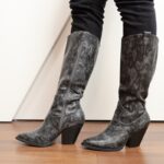 ⁦جزمة جلد بكعب ساق طويل للنساء لون مموج أسود ورمادي⁩ - الصورة ⁦6⁩