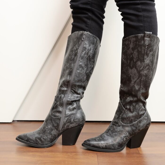 ⁦جزمة جلد بكعب ساق طويل للنساء لون مموج أسود ورمادي⁩ - الصورة ⁦6⁩