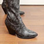 ⁦جزمة جلد بكعب ساق طويل للنساء لون مموج أسود ورمادي⁩ - الصورة ⁦10⁩