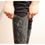 ⁦جزمة جلد بكعب ساق طويل للنساء لون مموج أسود ورمادي⁩ - الصورة ⁦12⁩