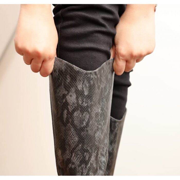 ⁦جزمة جلد بكعب ساق طويل للنساء لون مموج أسود ورمادي⁩ - الصورة ⁦12⁩