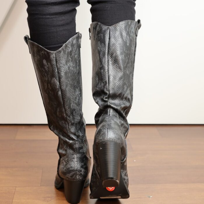 ⁦جزمة جلد بكعب ساق طويل للنساء لون مموج أسود ورمادي⁩ - الصورة ⁦13⁩