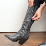 ⁦جزمة جلد بكعب ساق طويل للنساء لون مموج أسود ورمادي⁩ - الصورة ⁦14⁩