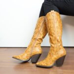 ⁦جزمة بكعب وتصميم جلد أفعى ساق طويل للنساء لون عسلي⁩ - الصورة ⁦2⁩