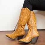 ⁦جزمة بكعب وتصميم جلد أفعى ساق طويل للنساء لون عسلي⁩ - الصورة ⁦3⁩