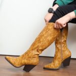 ⁦جزمة بكعب وتصميم جلد أفعى ساق طويل للنساء لون عسلي⁩ - الصورة ⁦4⁩