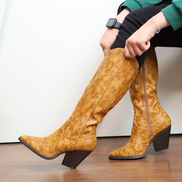⁦جزمة بكعب وتصميم جلد أفعى ساق طويل للنساء لون عسلي⁩ - الصورة ⁦5⁩
