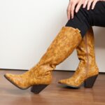 ⁦جزمة بكعب وتصميم جلد أفعى ساق طويل للنساء لون عسلي⁩ - الصورة ⁦6⁩