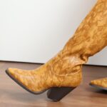 ⁦جزمة بكعب وتصميم جلد أفعى ساق طويل للنساء لون عسلي⁩ - الصورة ⁦7⁩