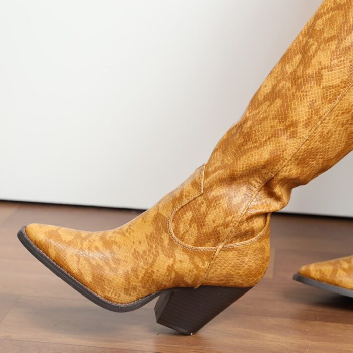 ⁦جزمة بكعب وتصميم جلد أفعى ساق طويل للنساء لون عسلي⁩ - الصورة ⁦7⁩