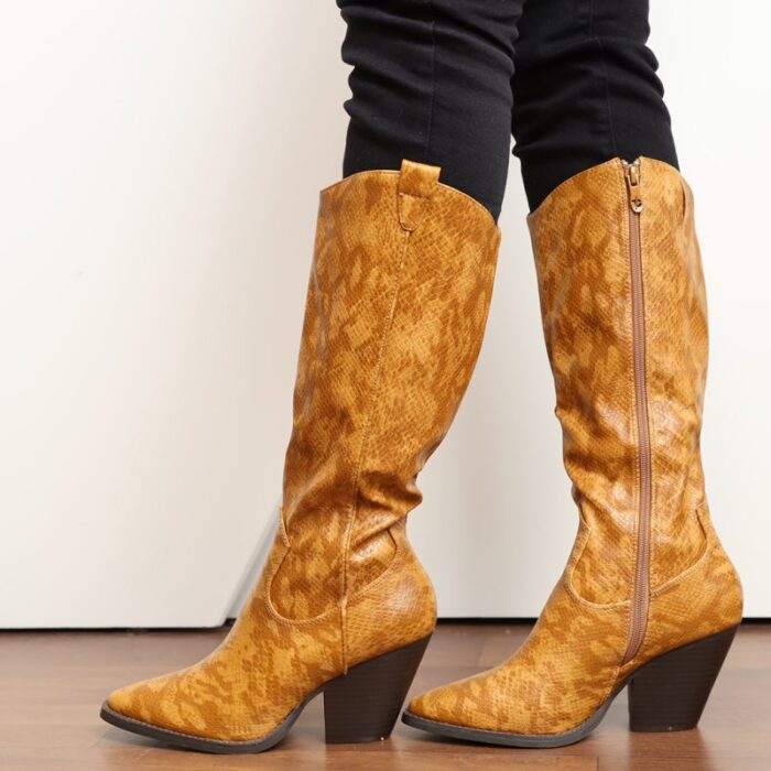 ⁦جزمة بكعب وتصميم جلد أفعى ساق طويل للنساء لون عسلي⁩ - الصورة ⁦8⁩
