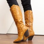 ⁦جزمة بكعب وتصميم جلد أفعى ساق طويل للنساء لون عسلي⁩ - الصورة ⁦9⁩