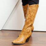 ⁦جزمة بكعب وتصميم جلد أفعى ساق طويل للنساء لون عسلي⁩ - الصورة ⁦10⁩