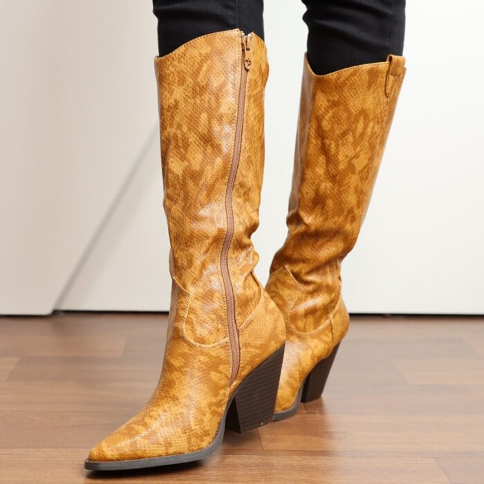 ⁦جزمة بكعب وتصميم جلد أفعى ساق طويل للنساء لون عسلي⁩ - الصورة ⁦11⁩