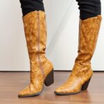 ⁦جزمة بكعب وتصميم جلد أفعى ساق طويل للنساء لون عسلي⁩ - الصورة ⁦12⁩