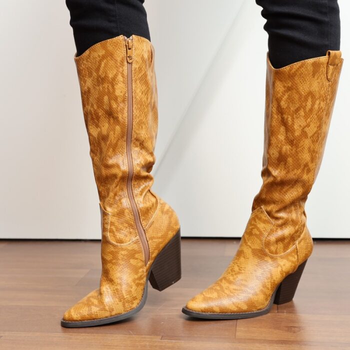 ⁦جزمة بكعب وتصميم جلد أفعى ساق طويل للنساء لون عسلي⁩ - الصورة ⁦12⁩