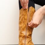 ⁦جزمة بكعب وتصميم جلد أفعى ساق طويل للنساء لون عسلي⁩ - الصورة ⁦14⁩