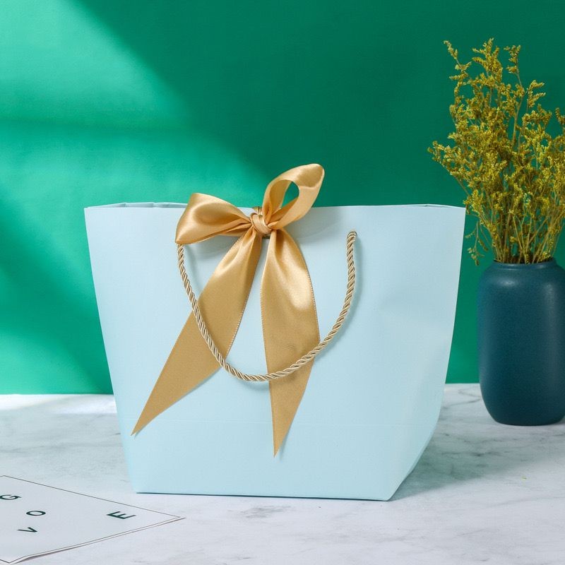 ⁦كيس كرتون للهدايا حجم 42×27×12 سم لون أزرق سماوي⁩ - الصورة ⁦1⁩