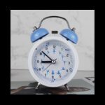 ساعة منبه أنالوج بتصميم دائري لون أبيض وأزرق