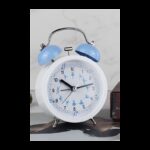 ⁦ساعة منبه أنالوج بتصميم دائري لون أبيض وأزرق⁩ - الصورة ⁦2⁩