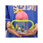 ⁦كأس بلاستيك مع مصاصة بتصميم Happy Day بمقابض أخضر سعة 260 مل⁩ - الصورة ⁦3⁩