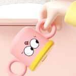 ⁦كأس بلاستيك بمصاصة مع غطاء سيلكون أصفر بمقابض لون زهري سعة 240 مل⁩ - الصورة ⁦2⁩