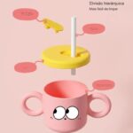 ⁦كأس بلاستيك بمصاصة مع غطاء سيلكون أصفر بمقابض لون زهري سعة 240 مل⁩ - الصورة ⁦3⁩