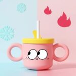 ⁦كأس بلاستيك بمصاصة مع غطاء سيلكون أصفر بمقابض لون زهري سعة 240 مل⁩ - الصورة ⁦4⁩