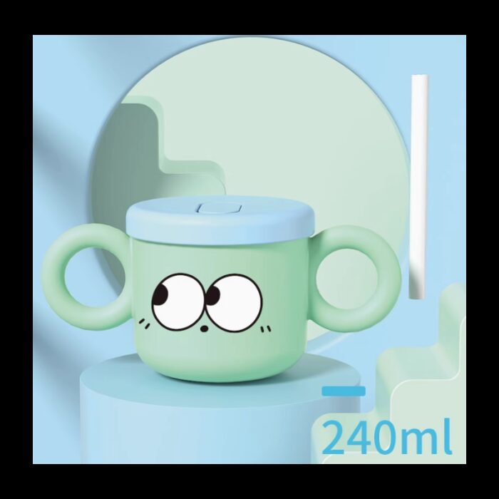 1033753137_67dc7172b0721 كأس بلاستيك بمصاصة مع غطاء سيلكون أزرق بمقابض لون أخضر سعة 240 مل - الصورة 1