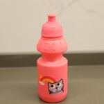 ⁦مطرة بلاستيك سعة 200 مل لون زهري⁩ - الصورة ⁦3⁩