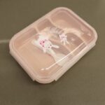 ⁦لانش بوكس بلاستيك مع ملعقة حجم 24×18 سم لون زهري⁩ - الصورة ⁦3⁩