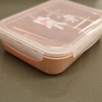 ⁦لانش بوكس بلاستيك مع ملعقة حجم 24×18 سم لون زهري⁩ - الصورة ⁦6⁩