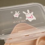 ⁦لانش بوكس بلاستيك مع ملعقة حجم 24×18 سم لون زهري⁩ - الصورة ⁦11⁩