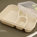 ⁦لانش بوكس بلاستيك مع ملعقة حجم 24×18 سم لون بيج⁩ - الصورة ⁦10⁩