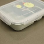 ⁦لانش بوكس بلاستيك مع ملعقة حجم 24×18 سم لون أخضر⁩ - الصورة ⁦3⁩