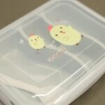 ⁦لانش بوكس بلاستيك مع ملعقة حجم 24×18 سم لون أخضر⁩ - الصورة ⁦4⁩