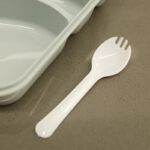 ⁦لانش بوكس بلاستيك مع ملعقة حجم 24×18 سم لون أخضر⁩ - الصورة ⁦7⁩