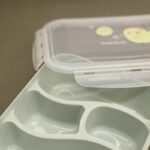 ⁦لانش بوكس بلاستيك مع ملعقة حجم 24×18 سم لون أخضر⁩ - الصورة ⁦9⁩