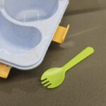 ⁦لانش بوكس بلاستيك مع ملعقة حجم 23.5×17.5 سم لون أزرق⁩ - الصورة ⁦9⁩